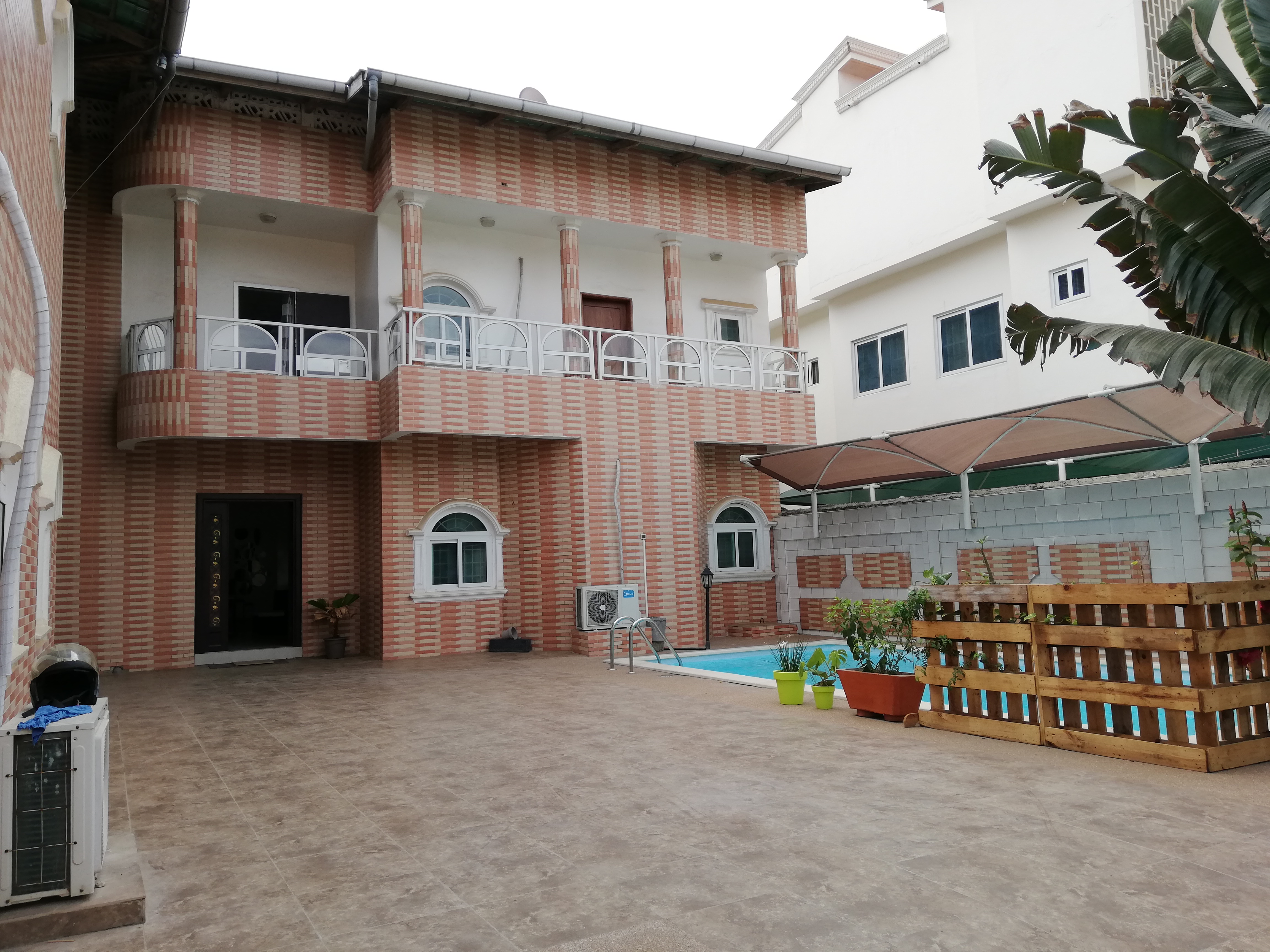 Villa meublée à louer avec piscine à Cotonou